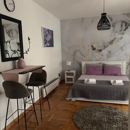 Gaga Gold Apartment *